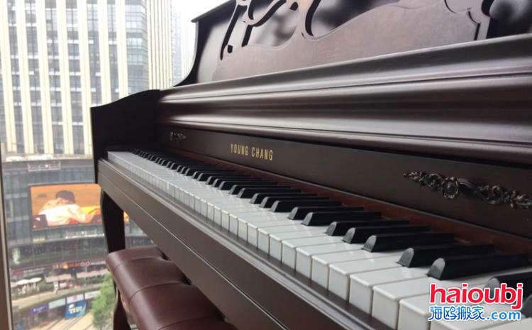 昆明的很多同學(xué)、學(xué)生、鋼琴老師、學(xué)校、鋼琴培訓(xùn)機(jī)構(gòu)等都會(huì)擁有自己的樂器鋼琴，在這期間就存在一個(gè)很大的問題。首先鋼琴體積比較大，重量不是一兩個(gè)人所能即的，往往都需要三五個(gè)壯男才能擺平。有的人會(huì)在網(wǎng)絡(luò)上咨詢昆明專業(yè)搬鋼琴電話、鋼琴搬遷，鋼琴搬運(yùn)費(fèi)等。.jpg