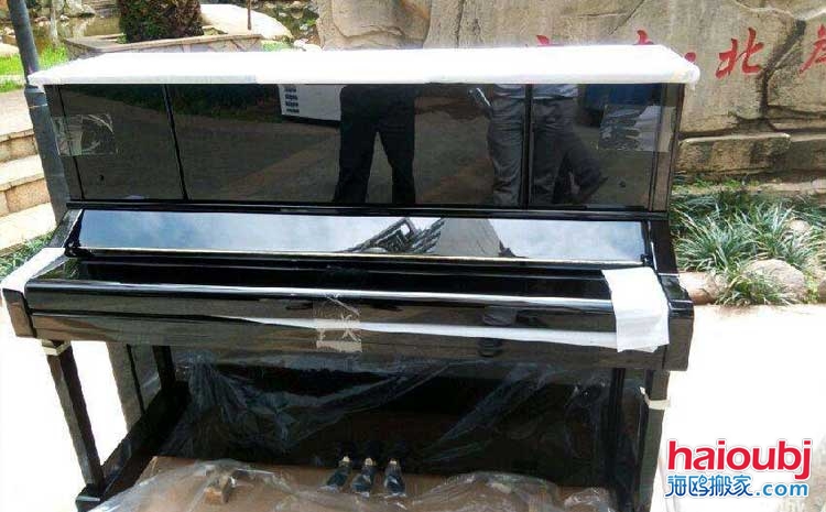 昆明的很多同學、學生、鋼琴老師、學校、鋼琴培訓機構等都會擁有自己的樂器鋼琴，在這期間就存在一個很大的問題。首先鋼琴體積比較大，重量不是一兩個人所能即的，往往都需要三五個壯男才能擺平。有的人會在網絡上咨詢昆明專業(yè)搬鋼琴電話、鋼琴搬遷，鋼琴搬運費等。.jpg