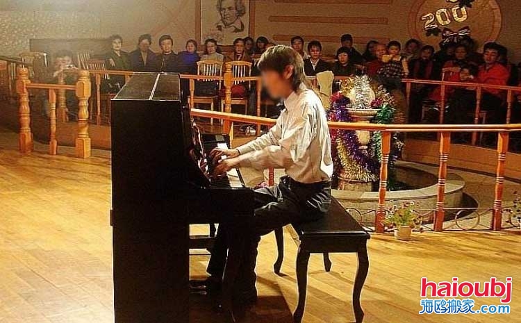 不少人都會(huì)在網(wǎng)上搜索這樣的相關(guān)詞語(yǔ)來(lái)找到自己滿意的鋼琴搬運(yùn)公司，他們都希望能夠很好的將自己的心愛(ài)之物搬運(yùn)到自己優(yōu)雅的環(huán)境中，為愛(ài)彈奏一曲美妙的旋律，通過(guò)自己的鋼琴表達(dá)內(nèi)心的喜怒哀樂(lè)，鋼琴家們都是生活中的語(yǔ)言家，美妙的旋律在歷史長(zhǎng)河中終將成為藝術(shù)品。.jpg