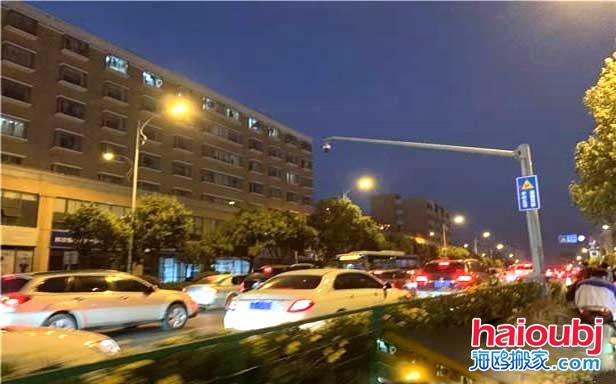 昆明搬家開學(xué)首日早高峰20分鐘只走了100米.jpg 昆明搬家開學(xué)首日早高峰20分鐘只走了100米.jpg